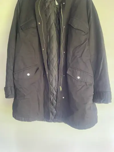 Parka negra con capucha para hombre - miniatura 1