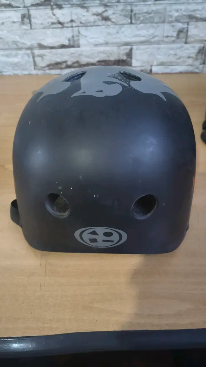 Casco de Skate Negro Maui & Sons - 3