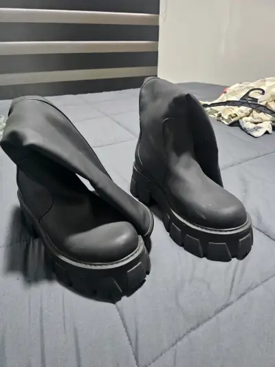 Botas negras C Moran  de cuero con plataforma - miniatura 2