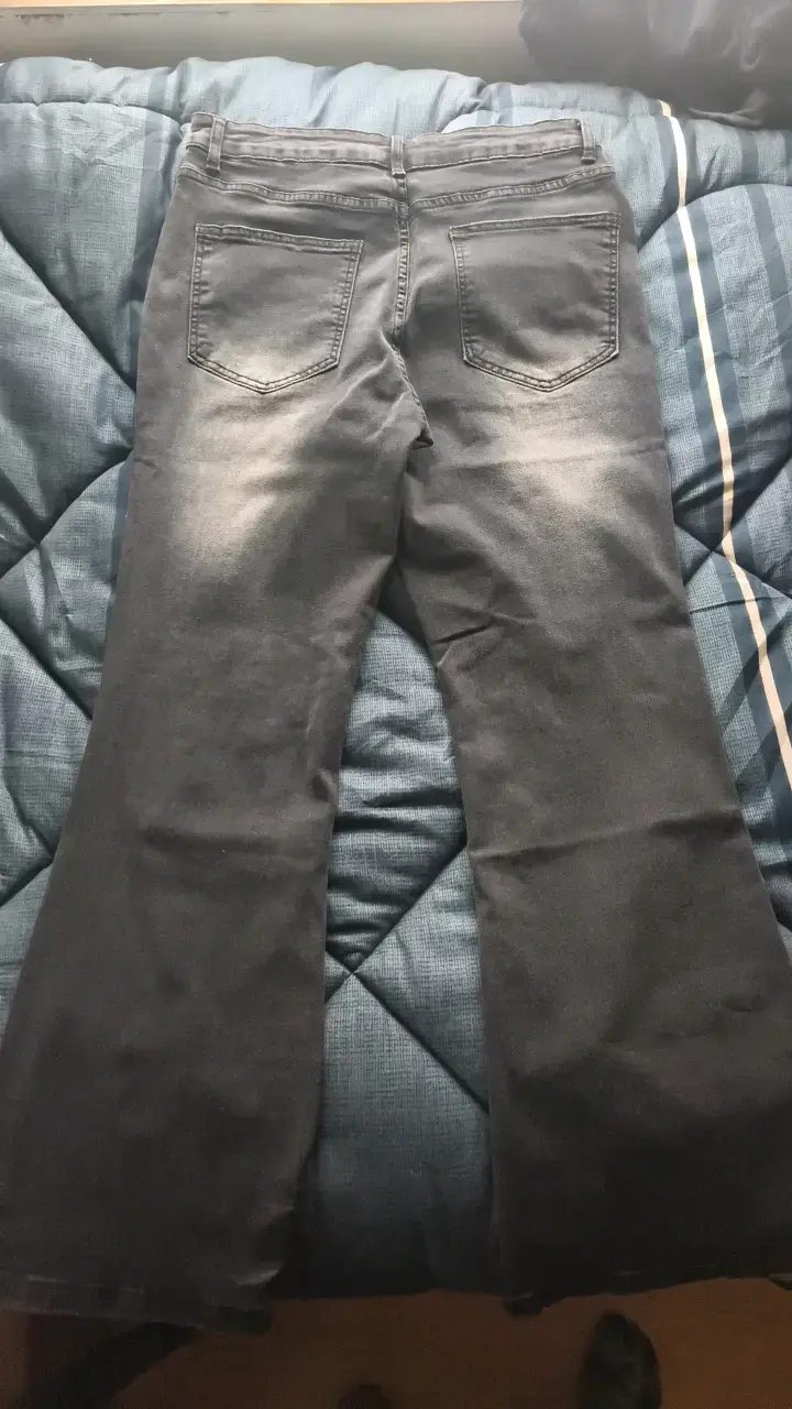 Jeans negros con diseño rasgado y texto - 2