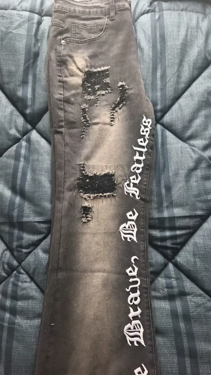 Jeans negros con diseño rasgado y texto - 3