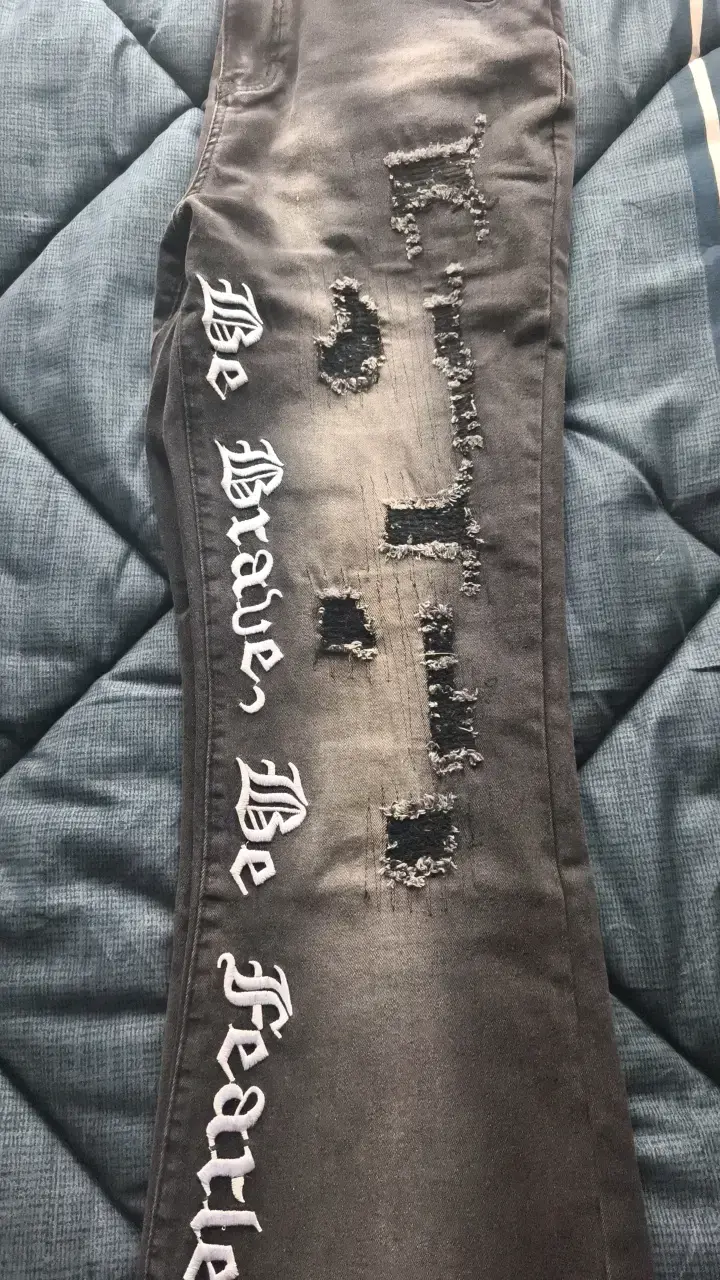 Jeans negros con diseño rasgado y texto - 4