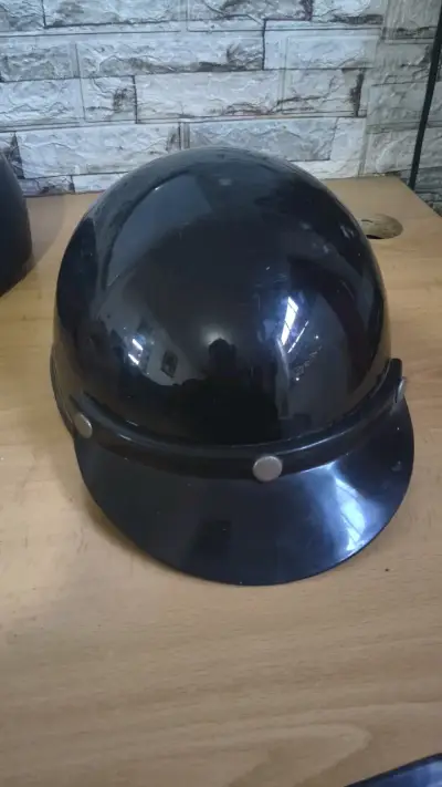 Casco de seguridad negro para motocicleta - miniatura 1