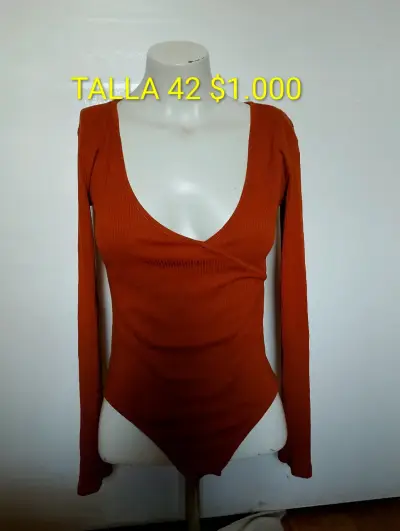 Blusa roja con volantes talla m - miniatura 3