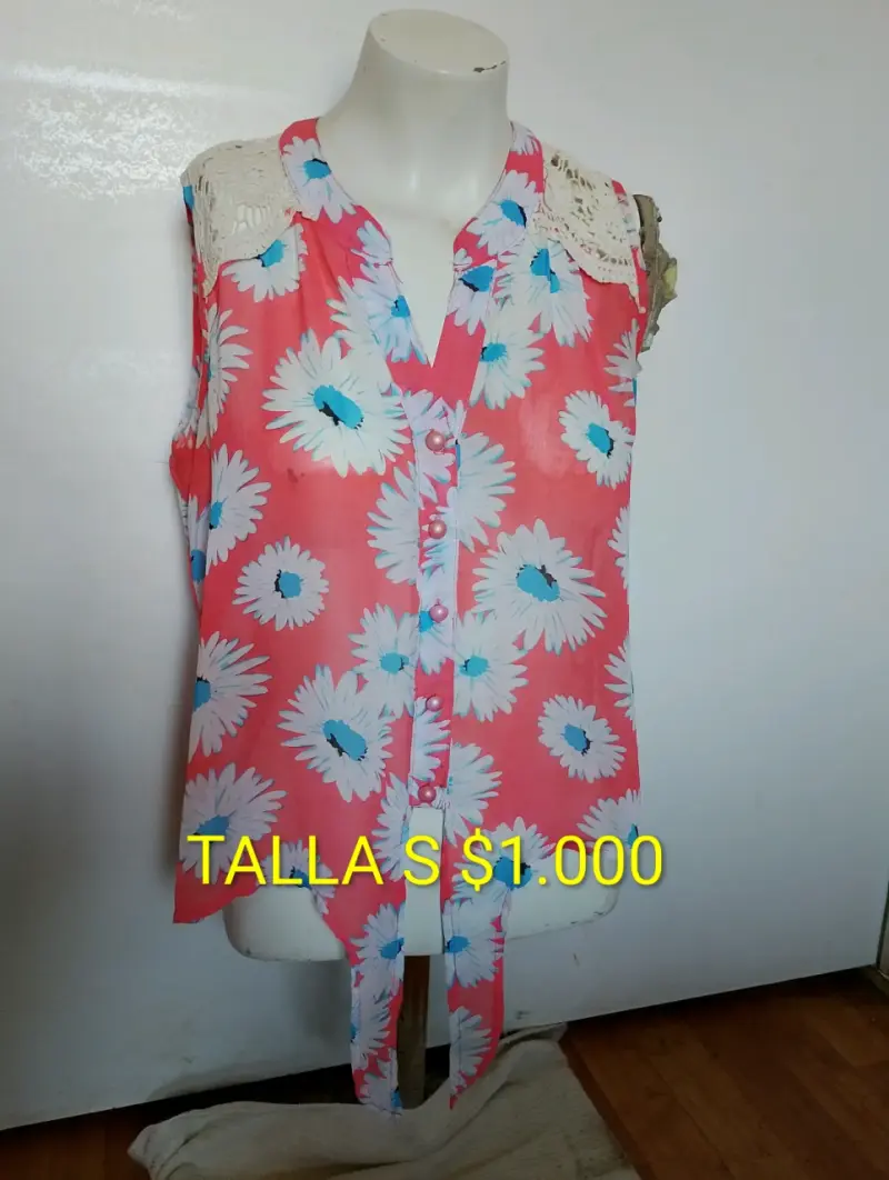 Blusa roja con volantes talla m - 6