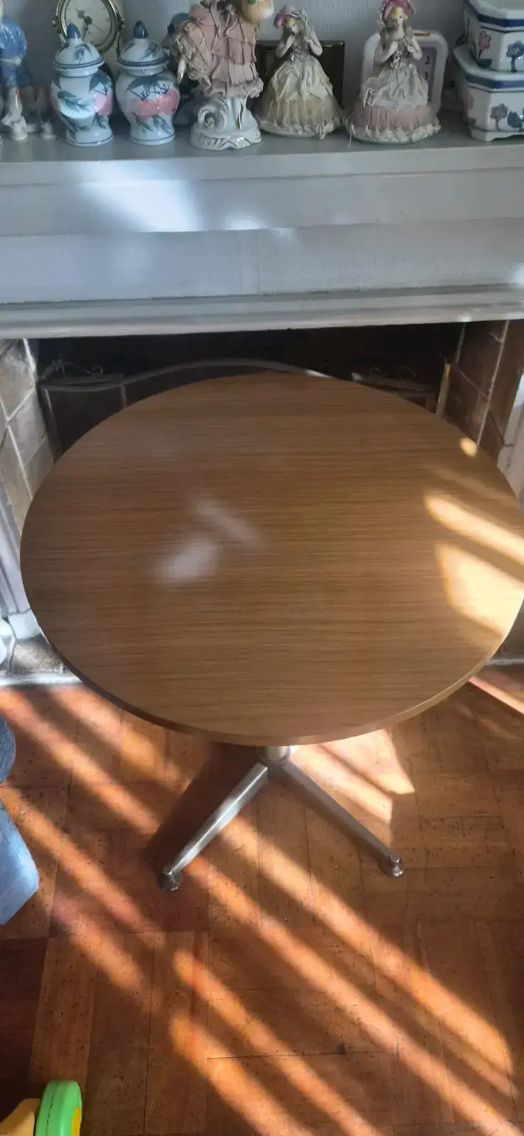 Mesa redonda de madera con base metálica - 1