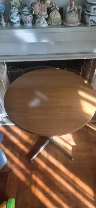 Mesa redonda de madera con base metálica - miniatura 1