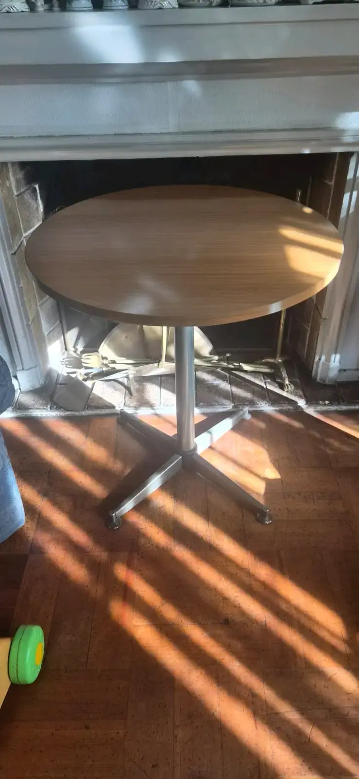 Mesa redonda de madera con base metálica - 2