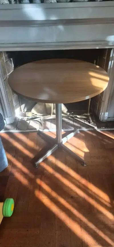Mesa redonda de madera con base metálica - miniatura 2