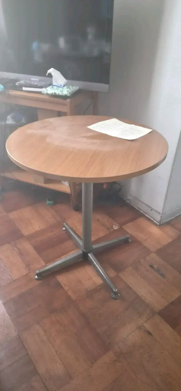 Mesa redonda de madera con base metálica - 3