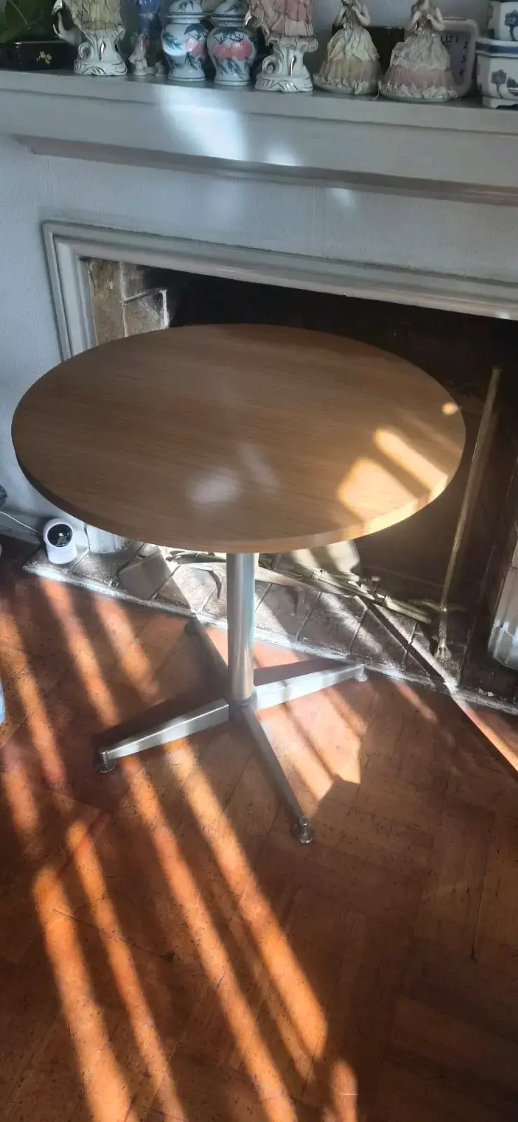 Mesa redonda de madera con base metálica - 4