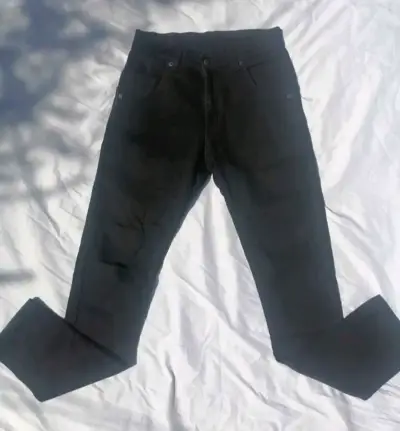 Jeans negros para hombre en buen estado - miniatura 1