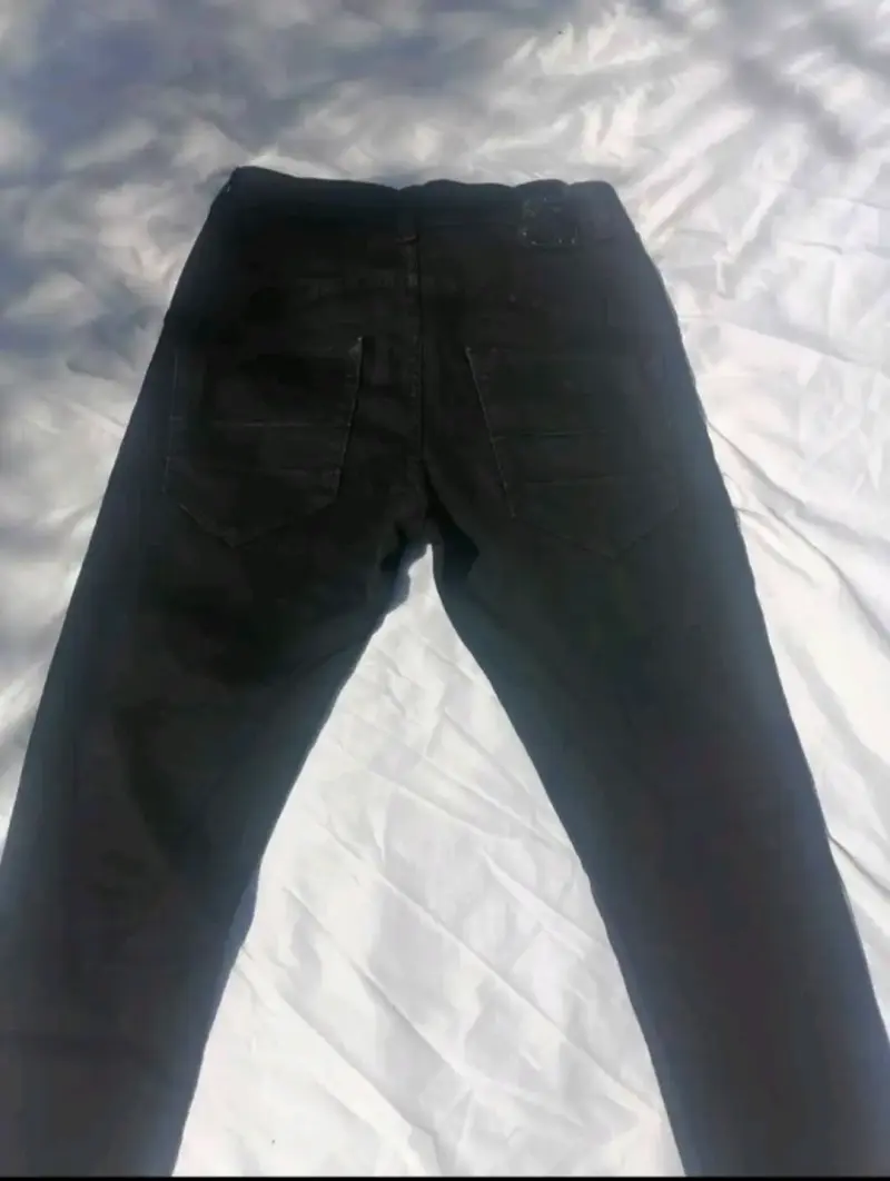 Jeans negros para hombre en buen estado - 2