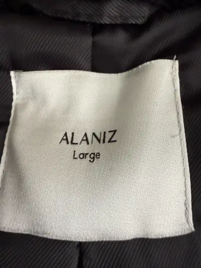 Abrigo de piel sintética negro con capucha Alaniz - miniatura 3