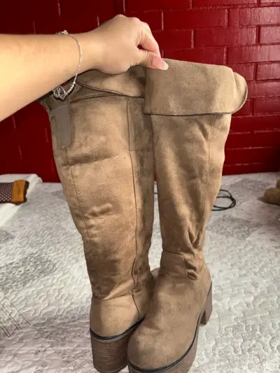 Botas altas de gamuza color beige - miniatura 1