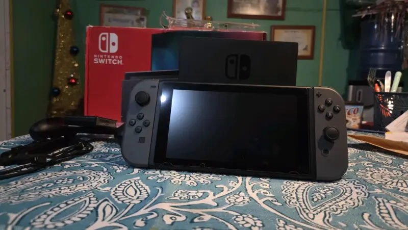 Consola Nintendo Switch con accesorios y caja - 1