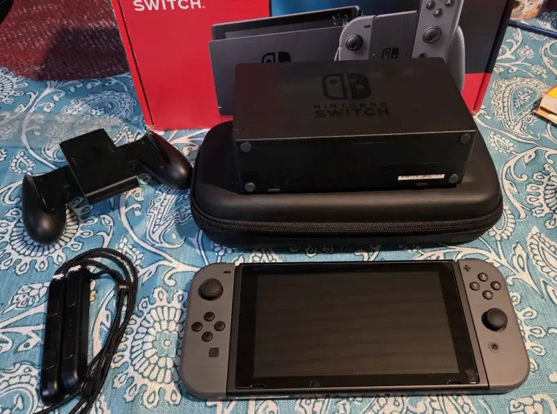 Consola Nintendo Switch con accesorios y caja - 3