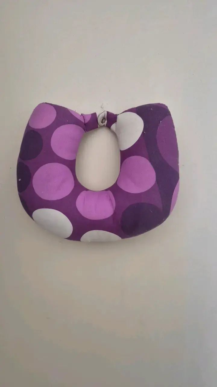 Cojín de viaje ergonómico morado con diseño - 1