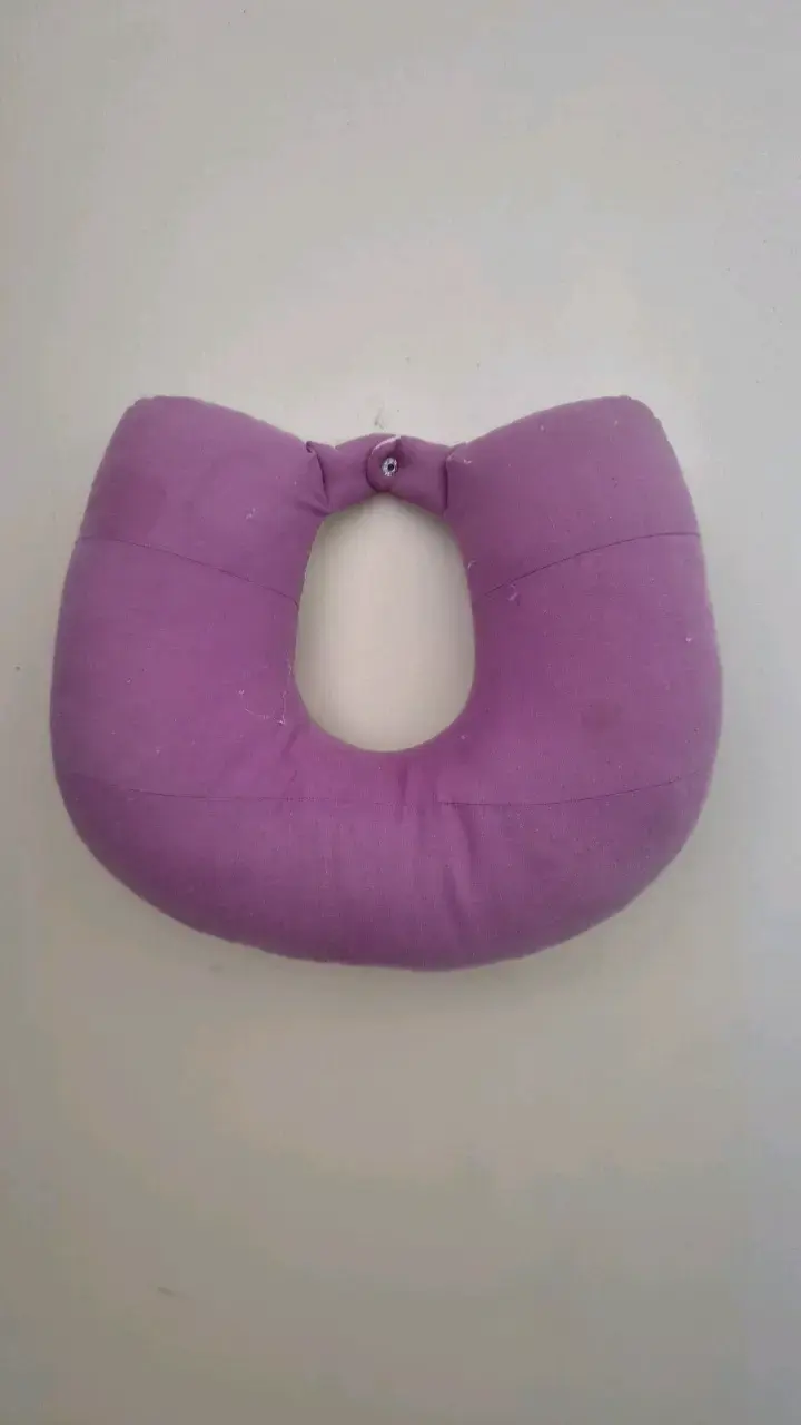 Cojín de viaje ergonómico morado con diseño - 2