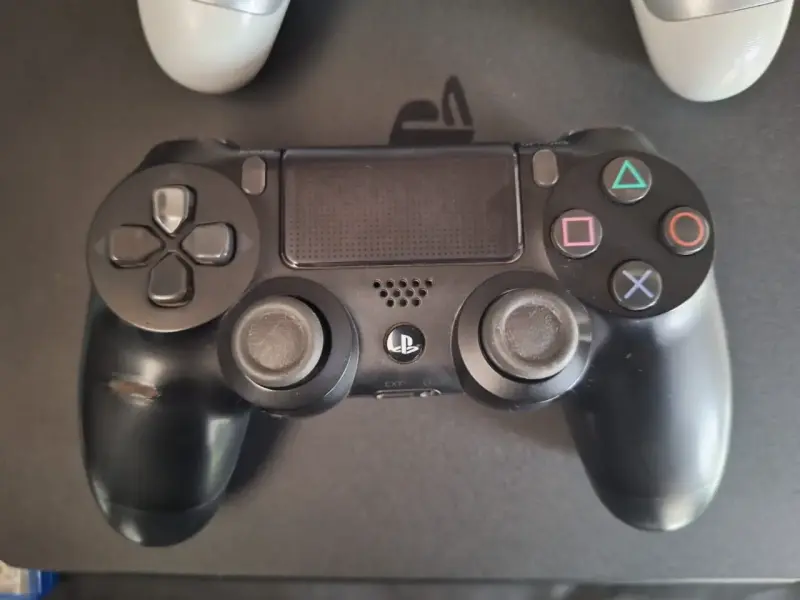 PS4 Slim 500GB + 2 Controles + 3 Juegos - 3