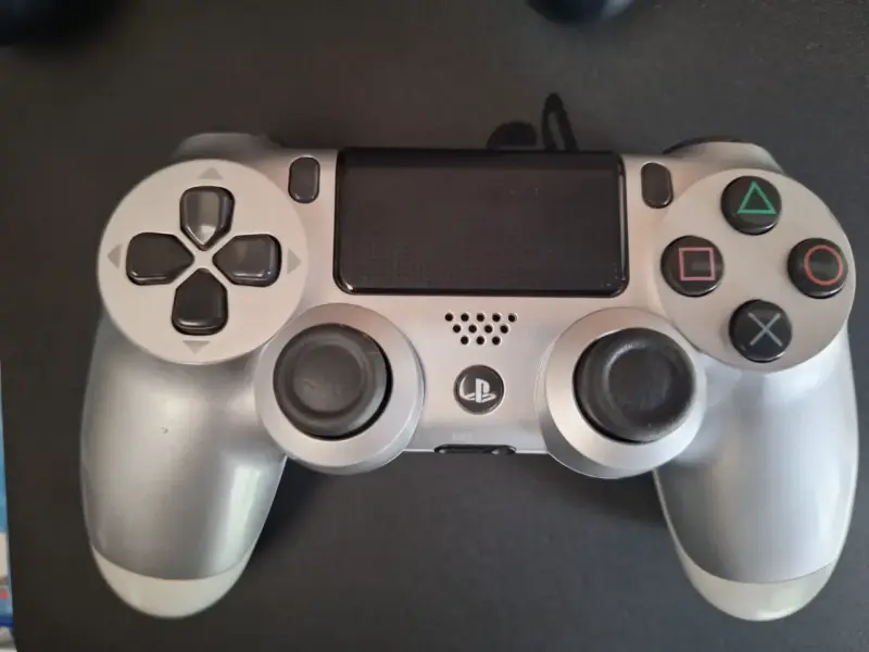 PS4 Slim 500GB + 2 Controles + 3 Juegos - 4