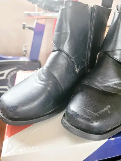 Botin de cuero negro hombre con cierre talla 34 - miniatura 1