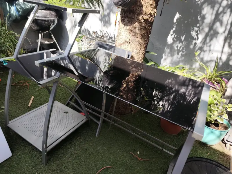 Escritorio de vidrio templado con estructura metálica - 1