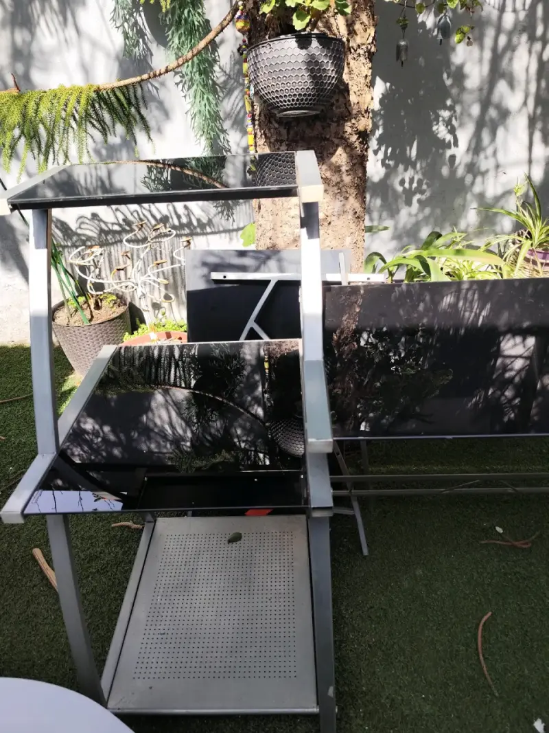 Escritorio de vidrio templado con estructura metálica - 2