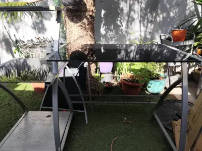 Escritorio de vidrio templado con estructura metálica - miniatura 3