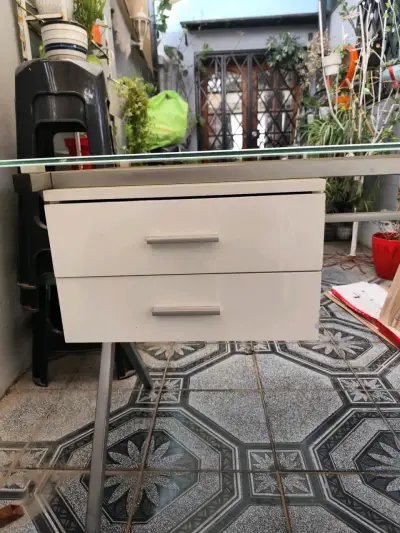 Escritorio de vidrio templado con estructura metálica - miniatura 4
