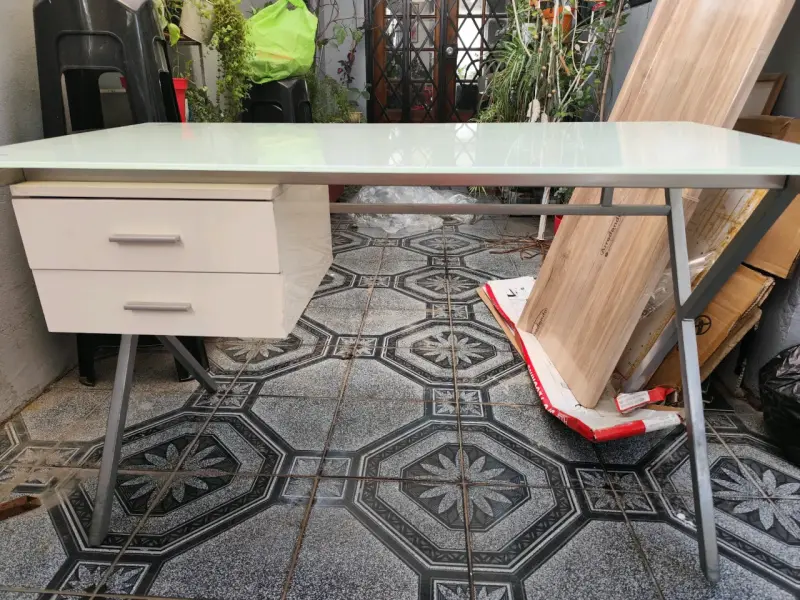 Escritorio de vidrio templado con estructura metálica - 5