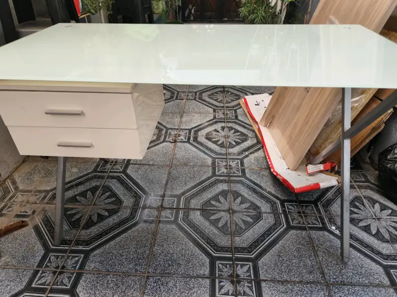 Escritorio de vidrio templado con estructura metálica - 6