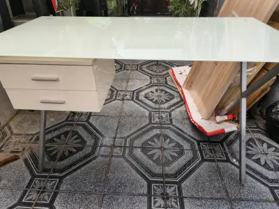 Escritorio de vidrio templado con estructura metálica - miniatura 6