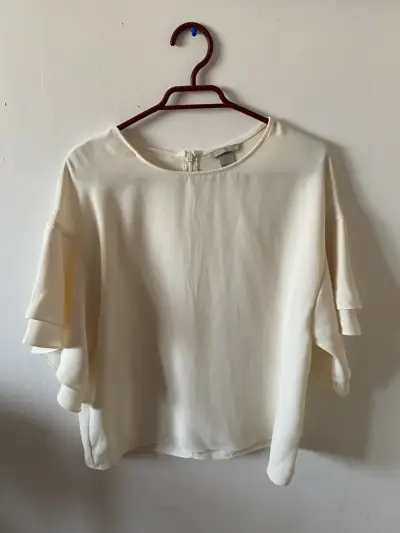 Blusa blanca con mangas acampanadas H&M talla L - miniatura 1
