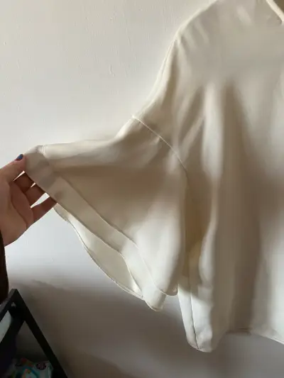 Blusa blanca con mangas acampanadas H&M talla L - miniatura 2