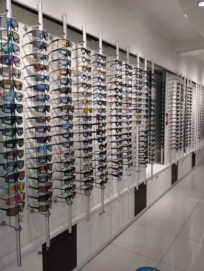 Variedad de gafas de sol y ópticas en exhibición - 1