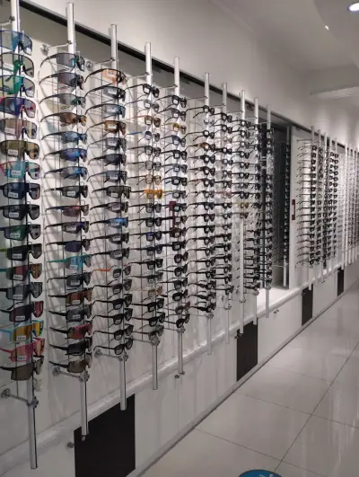 Variedad de gafas de sol y ópticas en exhibición - miniatura 1