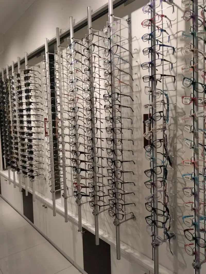 Variedad de gafas de sol y ópticas en exhibición - 2