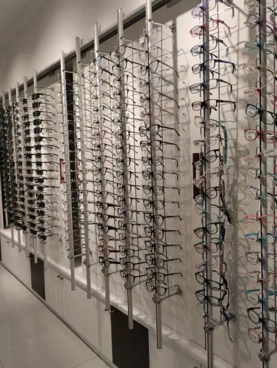 Variedad de gafas de sol y ópticas en exhibición - miniatura 2