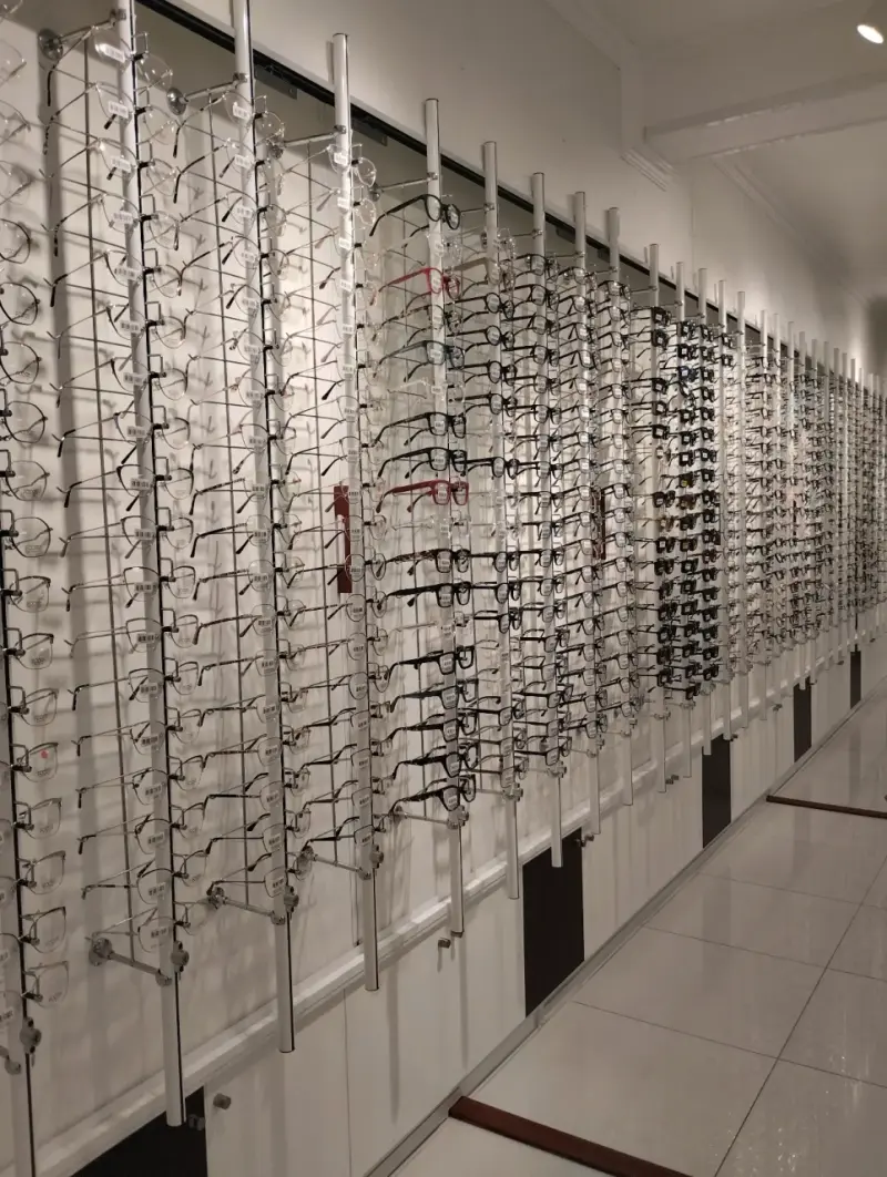 Variedad de gafas de sol y ópticas en exhibición - 3