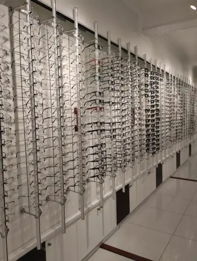 Variedad de gafas de sol y ópticas en exhibición - miniatura 3