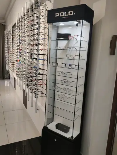 Variedad de gafas de sol y ópticas en exhibición - miniatura 4