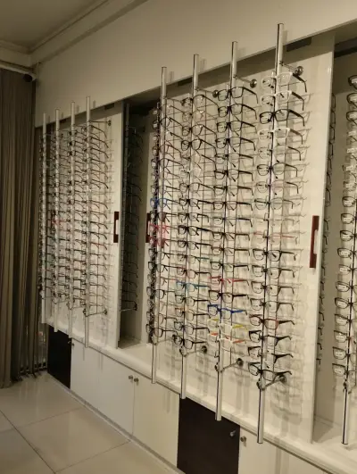 Variedad de gafas de sol y ópticas en exhibición - miniatura 5