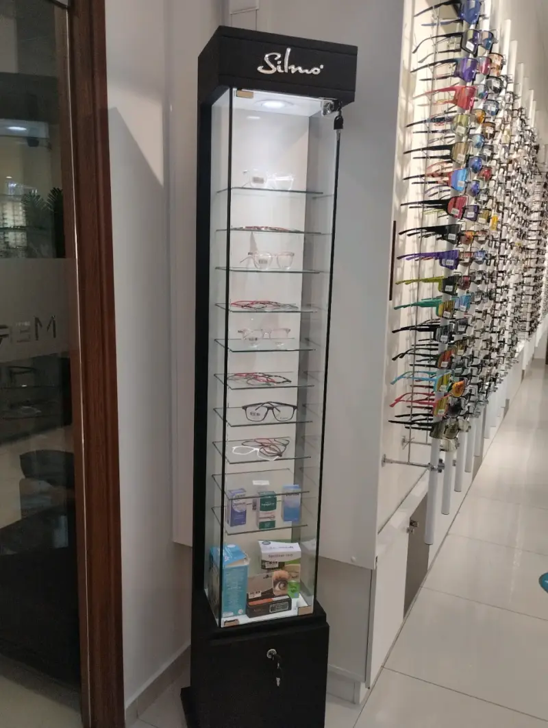 Variedad de gafas de sol y ópticas en exhibición - 6