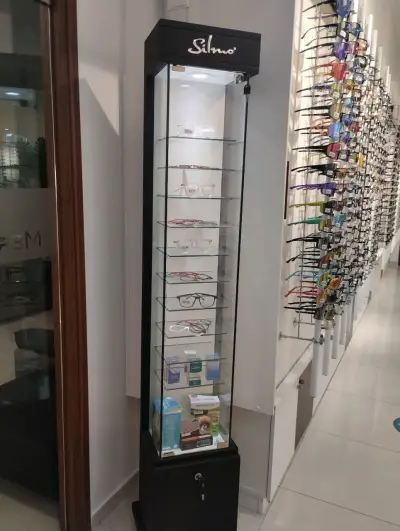 Variedad de gafas de sol y ópticas en exhibición - miniatura 6