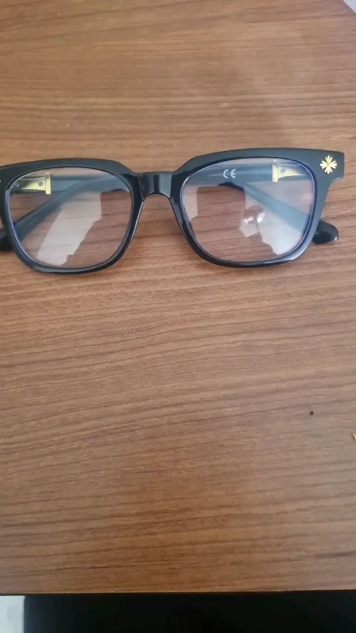 Gafas de Lectura Negras con Detalles Dorados - 1