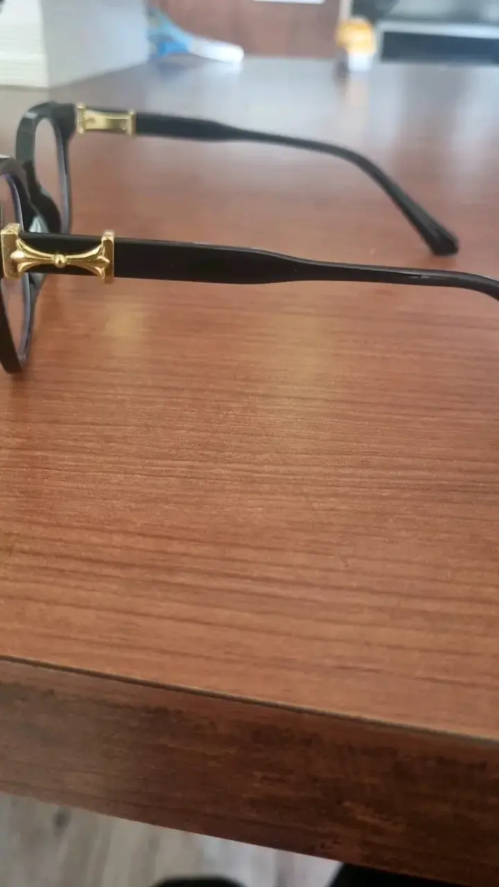 Gafas de Lectura Negras con Detalles Dorados - 2