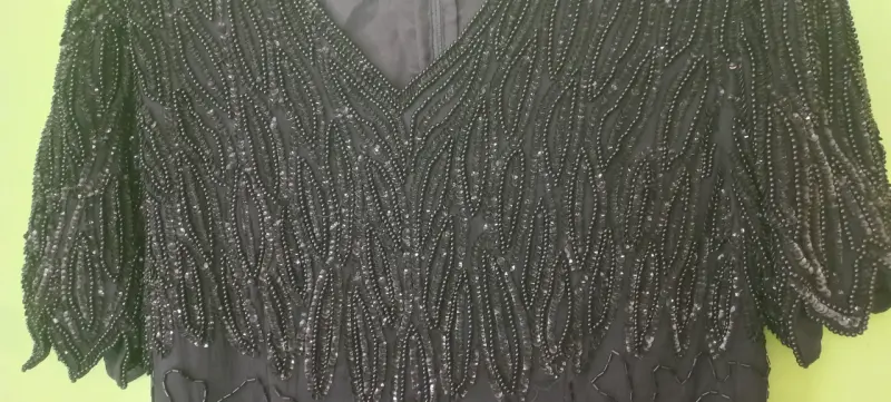 Vestido negro con lentejuelas elegante - 1