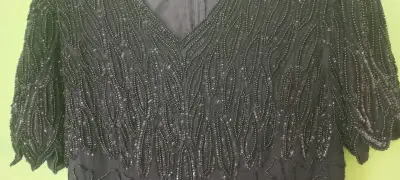 Vestido negro con lentejuelas elegante - miniatura 1