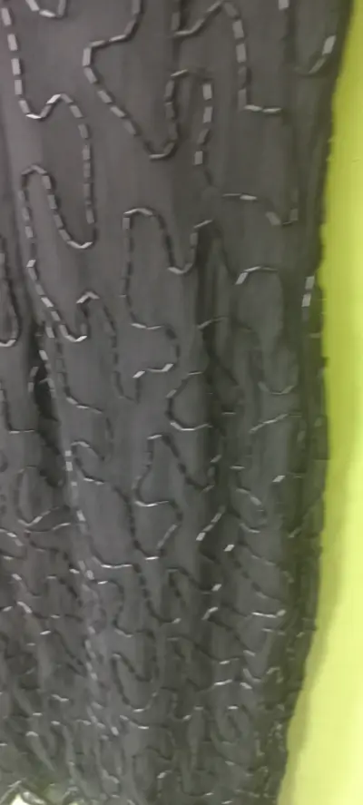 Vestido negro con lentejuelas elegante - miniatura 2